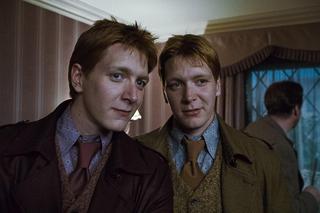 Harry Potter. Fred i George Weasley po latach.  Tak dziś wyglądają  James i Oliver Phelps, czyli rudowłosi żartownisie z kultowej serii filmów