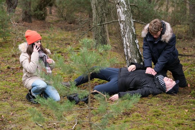 M jak miłość odc. 1857. Jan Mokrzycki (Wojciech Duryasz), Kacper (Bartosz Ziewiec), Basia (Karina Woźniak)