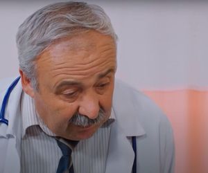 Sila wpada pod samochód.