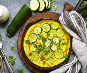 Omlet z cukinią, który zawsze się udaje – lekki, puszysty i pyszny o każdej porze dnia