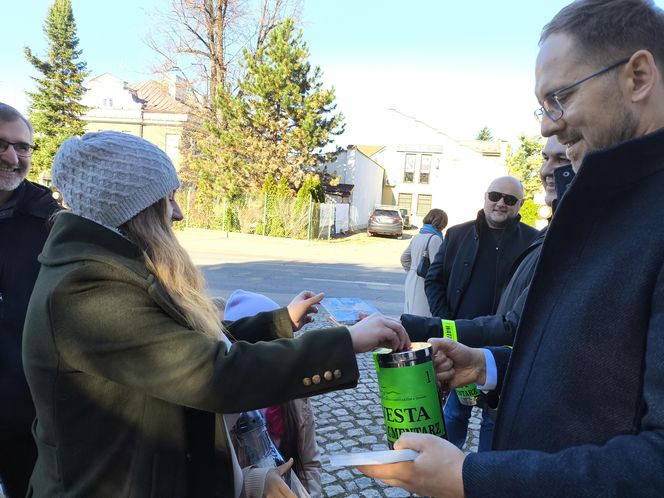 Słoneczna pogoda sprzyjała. 32. Kwesta Na Odnowę Zabytków Starego Cmentarza w Tarnowie