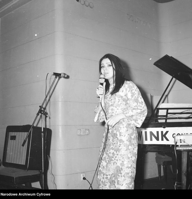 Teresa Tutinas podczas śpiewu. W tle z lewej wzmacniacz Burns Orbit.