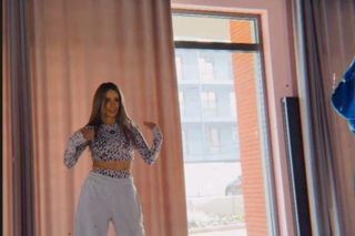 Małgorzata Rozenek-Majdan ćwiczy kocie ruchy na parkiecie. Na razie bardziej lwiątko niż pantera!