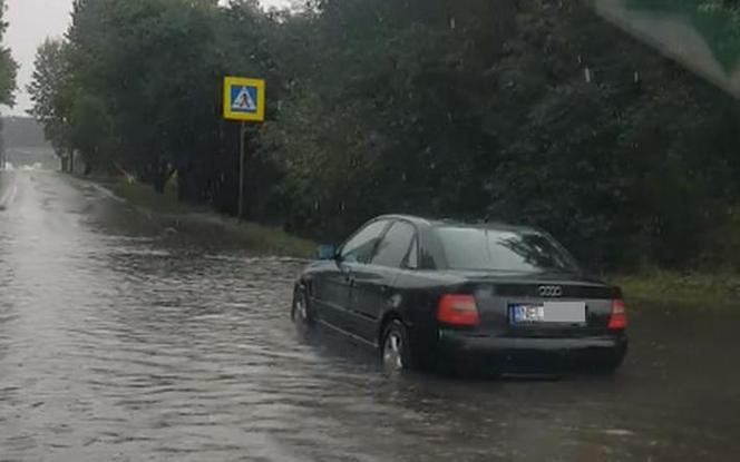 Burza w Białymstoku [30.08-31.08] Ulice jak rzeki. Auta gubiły tablice rejestracyjne [ZDJĘCIA, WIDEO]