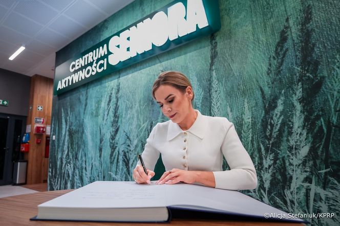 Marta Nawrocka zdała szyku w żakiecie zapinanym na złote guziki! Wyruszyła z pierwszą wizytą jako prezydentowa 