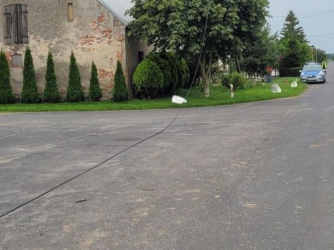 Skosił kombajnem… słupy telefoniczne. Policjanci z Gostynia ustalili sprawcę