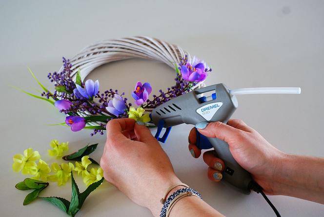 KROK II - Przyklejanie sztucznych kwiatów do wielkanocnego wianka