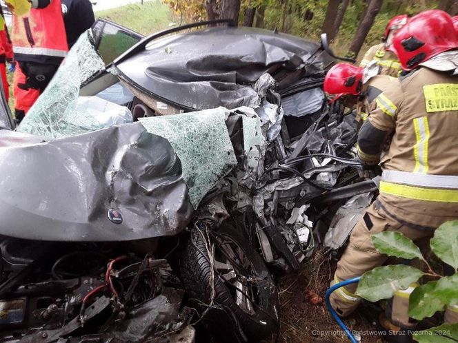 Piotrków Trybunalski. Śmiertelny wypadek kierującej saabem. Zginęła na oczach dzieci [ZDJĘCIA].