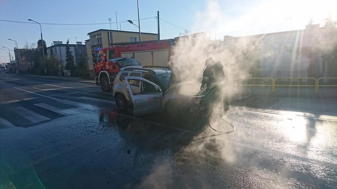 O włos od tragedii w Żninie! Policjanci w porę zauważyli palący się samochód i uratowali kierowcę! [ZDJĘCIA]