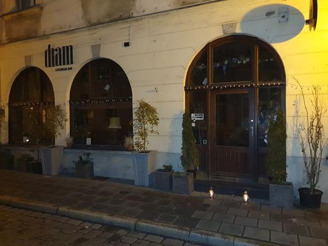 Znicze przed restauracjami w Poznaniu