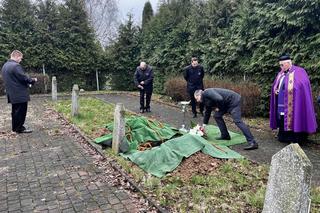 Na jego pogrzeb przyszedł wiceburmistrz miasta i nikt więcej. Z pochówkiem czekano prawie dwa lata