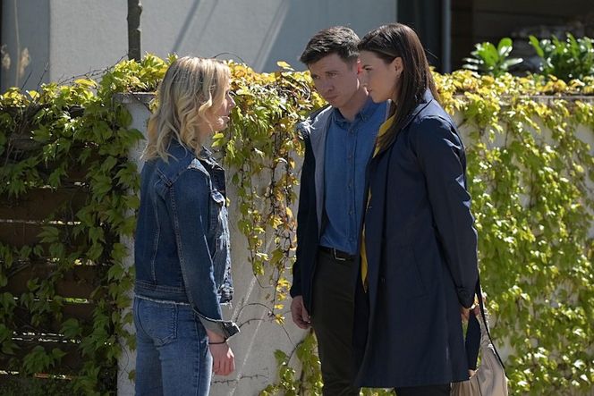 Pierwsza miłość, odcinek 4055. Iga (Waleria Gorobets), Kaja (Elżbieta Trzaskoś), Alan (Alan Andersz)