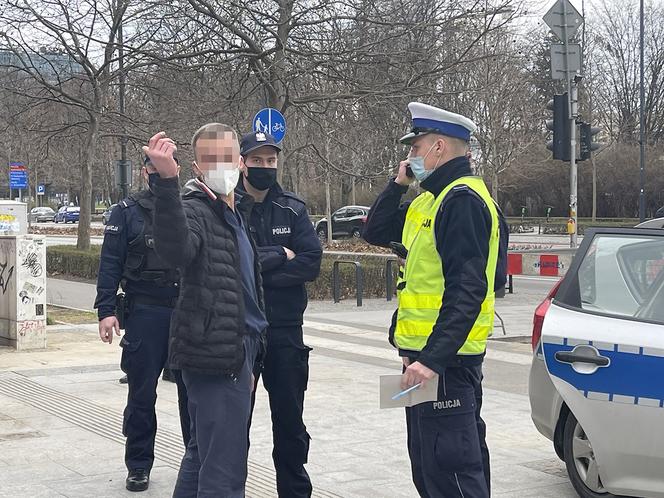 Staranował hulajnogę, uciekł i wrócił. Wypadek w samym centrum Warszawy 