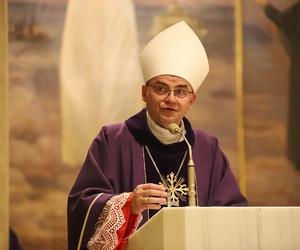 Bp Robert Chrząszcz podczas liturgii stacyjnej: Jezus jest zawsze blisko nas