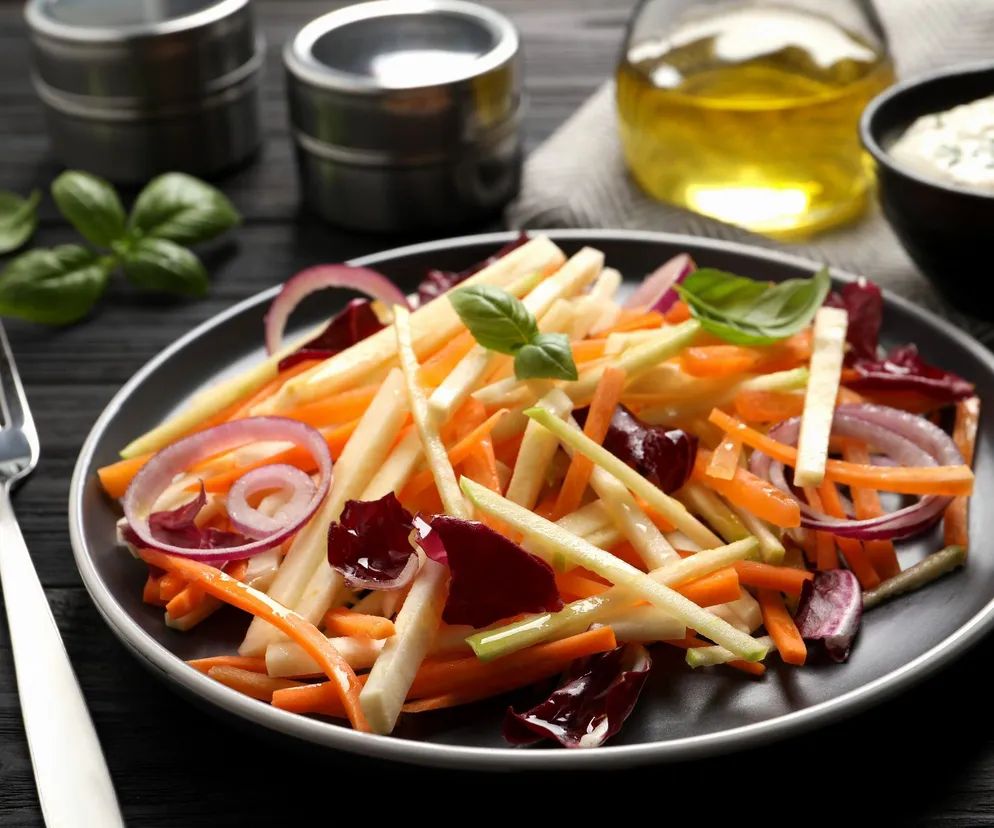 Surówka z czarnej rzepy i marchewki - przepis na chrupiącą i zdrową surówkę obiadową