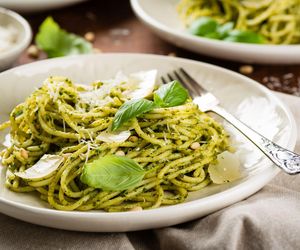 Aromatyczne spaghetti z pesto i orzechami. Przepis na szybki obiad bez mięsa w 15 minut 