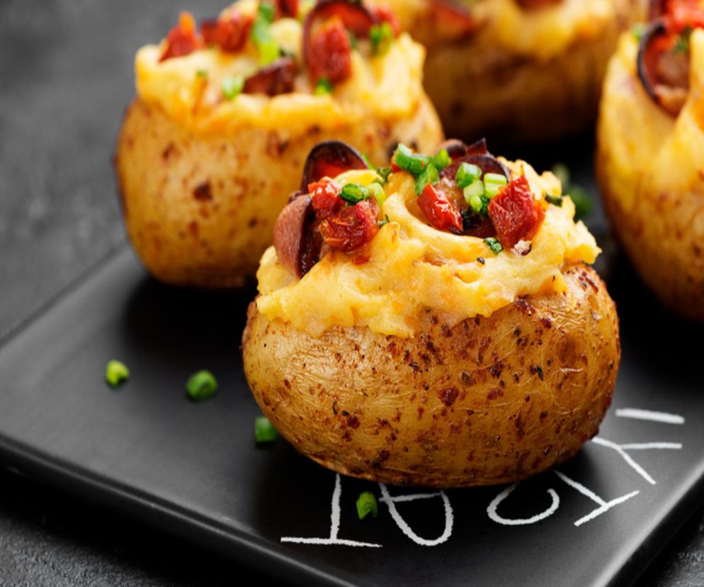 Ziemniaki piekę i nadziewam tą sałatką. To idealny pomysł nie tylko na obiad