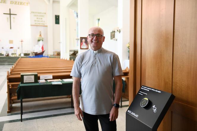 W kościele w Sobieszewie stanął pierwszy w Polsce datkomat