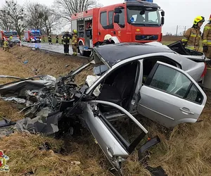 Wypadek na DK11. Auto rozerwane na pół po zderzeniu z TIRem