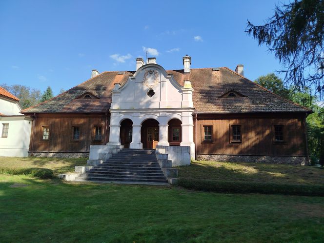 Samorząd Województwa Mazowieckiego kupił zabytkowy dwór w Paplinie wraz z otaczającym go terenem