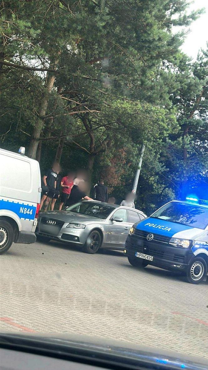 Kibole szykowali zasadzkę. Kłody drewna na drodze i sprzęt do walki w samochodach