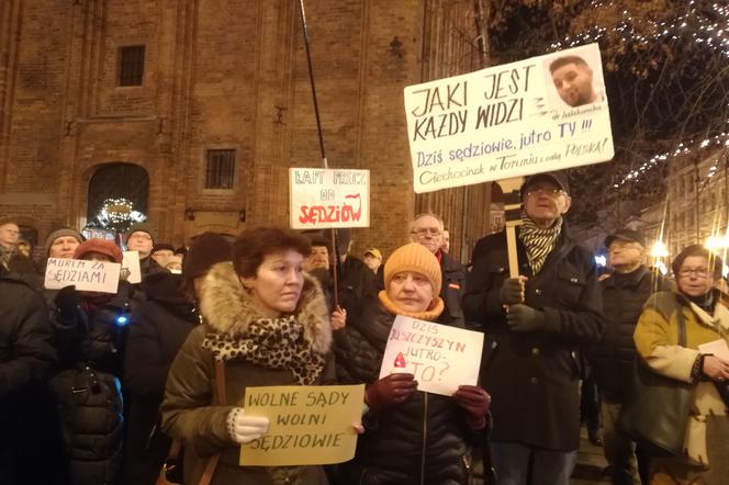 Toruń: Manifestacja w obronie sądownictwa na Rynku Staromiejskim. Łapy precz od sędziów! [GALERIA ZDJĘĆ]
