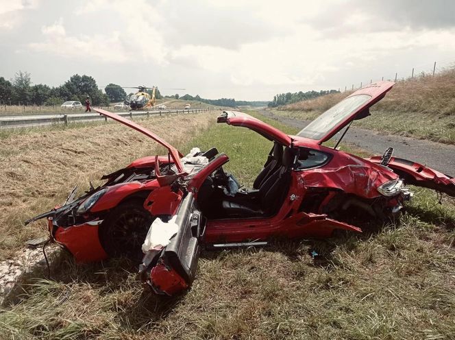 Porsche dachowało przy S19. Dwie osoby ranne