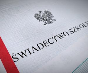 Kurator oświaty chce zlikwidować czerwone paski na świadectwach! Spuścizna po ZSRR