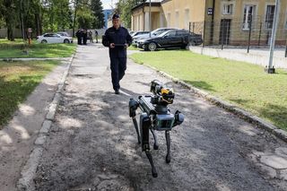 Ma cztery łapy, stalowe serce i właśnie podał łapę policjantowi. „Robopies” nowym hitem w służbach