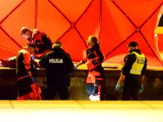 Młody mężczyzna wpadł między peron a pociąg w Warszawie. Został zmiażdżony