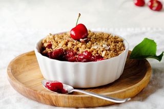 Z wiśni i kruszonki robię pyszny deser. Cherry crumble jest łatwy i znika w okamgnieniu