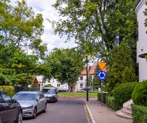 Warszawski Plac Słoneczny powstał jako zegar - godzinę miało pokazywać drzewo po środku. Zobacz zdjęcia małego osiedla