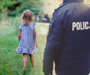 2-letnia dziewczynka chodziła sama po mieście! Jej 21-letnia matka była w domu z dwojgiem innych dzieci