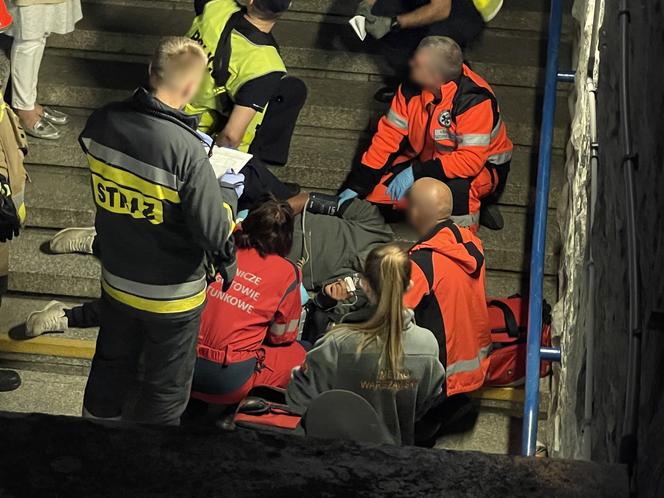 Warszawa. Mężczyzna spadł ze schodów przy zejściu do metra Służew. Leżał na ziemi przez kilkadziesiąt minut!