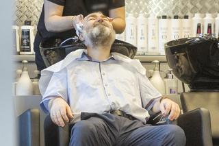 Karol Karski w salonie urody