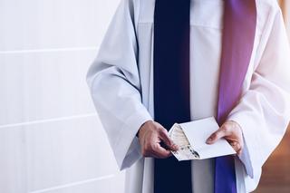 Ile dać księdzu do koperty na kolędzie? „Sąsiadka wkłada 14. emeryturę!”. Czy to nie za dużo? 