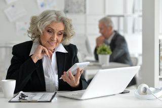 Chcą zrównać wiek emerytalny w Polsce. Praca do 65. roku życia dla wszystkich?