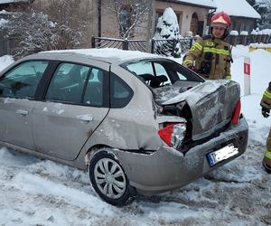 UWAGA! Wypadek w Wąchocku na DK42. Tir wjechał w osobowe Renault