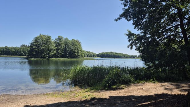 To jedno z największych jezior w Olsztynie. Kusi turystów piaszczystymi plażami