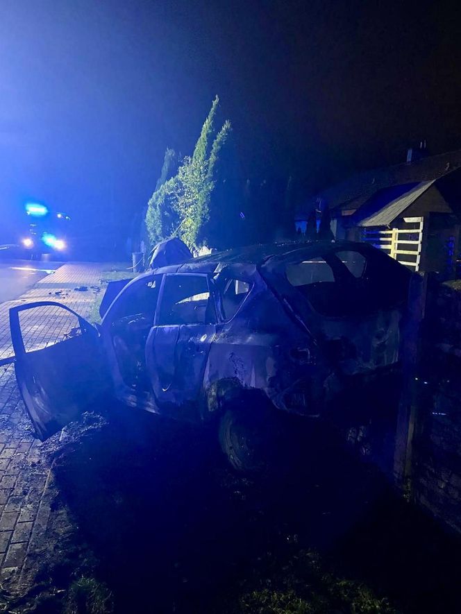 Lisewo Malborskie. Pożar auta po uderzeniu w słup energetyczny. Dwie osoby uratowali świadkowie.