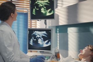 M jak miłość, odcinek 1855: Franka (Dominika Kachlik), Lekarka (Ewa Bonecka) 