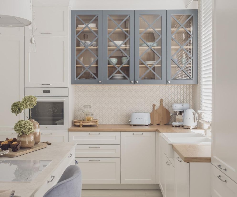 Białe wnętrza, drewno i błękit. Dom w Zielonej Górze w estetyce hamptons