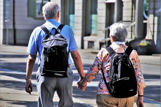 Dokąd podróżują seniorzy? Najpopularniejsze kierunki wakacyjne dla dojrzałych turystów