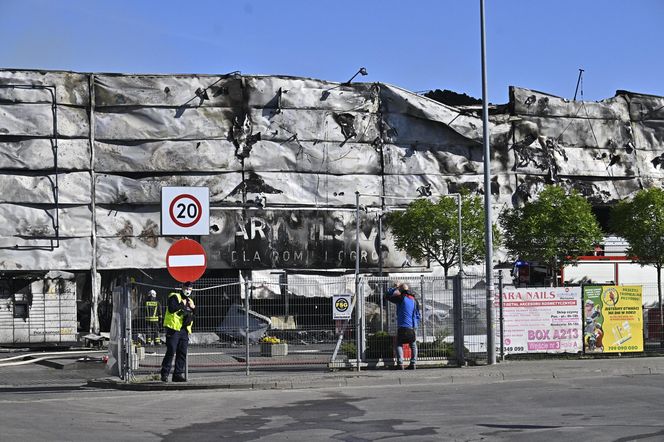 Strażacy pokazali zdjęcia ze środka. Tak wygląda spalona hala na Marywilskiej 44 