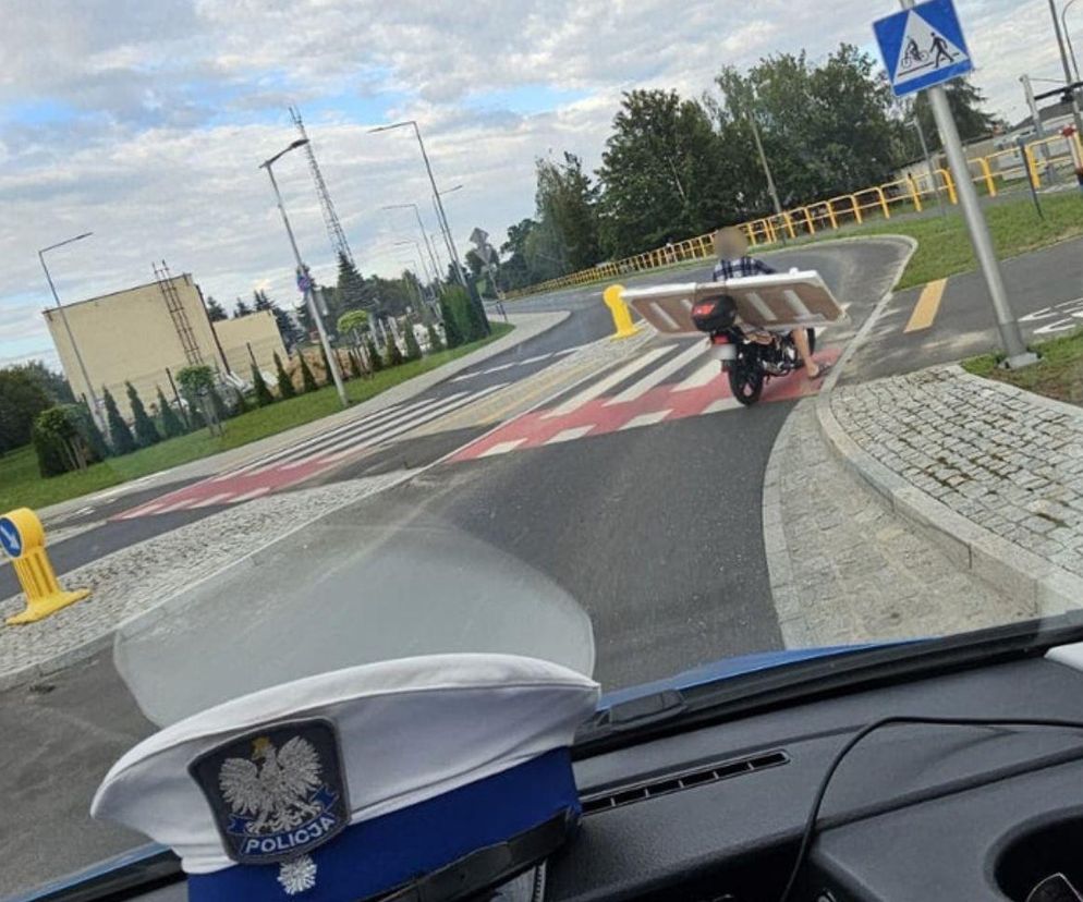 Załadował drzwi na motorower i ruszył w miasto. Nawet policjantów zdziwił ten widok