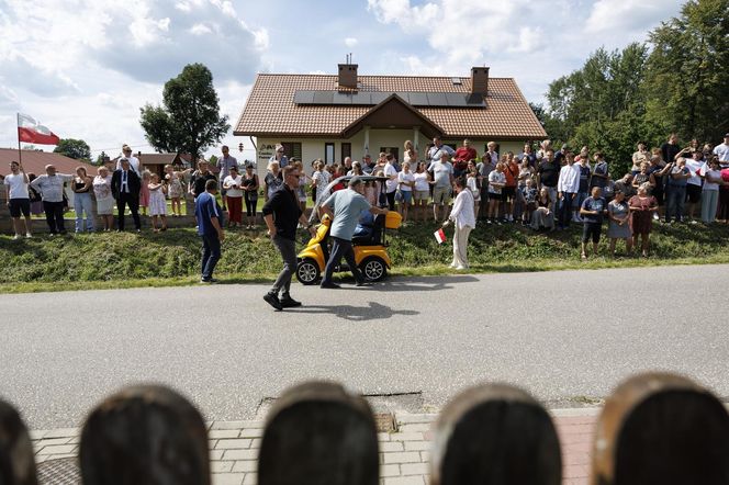 Karol i Marta Nawroccy na obiedzie u rodziny spod Kolbuszowej, na stole same smakołyki