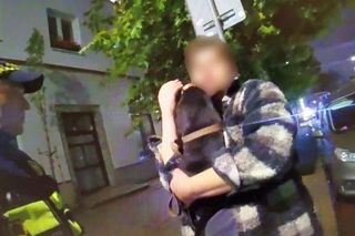 Leżał pijany na chodniku. Matka przypomniała mu, że ma iść do więzienia!