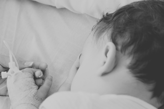 15-miesięczna dziewczynka zmarła po wypisie z SOR. Badało ją czterech lekarzy