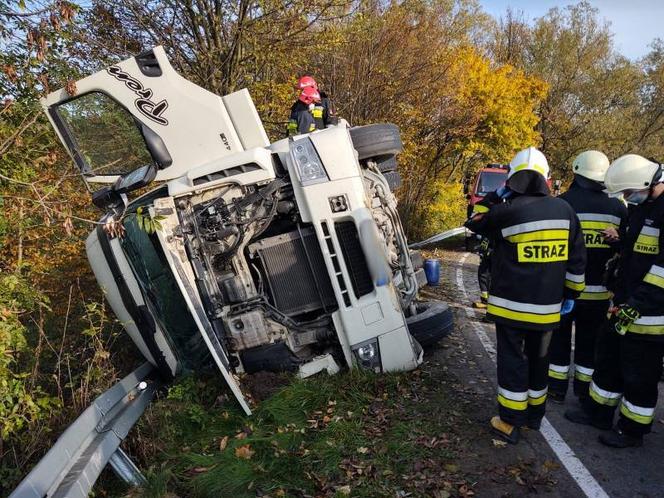 Ciężarówka wylądowała na boku! GROŹNY incydent w Trzycierzu