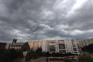 Burza szalała nad Warszawą. Ulewa w kilku dzielnicach. IMGW wydał ostrzeżenia